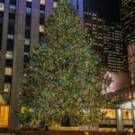 Scopri quando accendono l'albero di Natale al Rockefeller Center, la storia di questa iconica tradizione natalizia e le altre celebrazioni festive a New York.